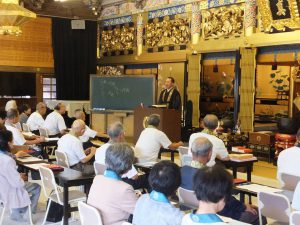 忙しい農繁期を終え、田んぼがつくりあがった後に、一息ついてお聴聞させていただく「つくりあがり法座」が開かれました。御講師は、備後教区の苅屋光影師です。はじめてのご縁でした。