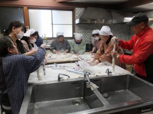 今年も、一週間前から準備を始めました。お飾り餅を作っています。