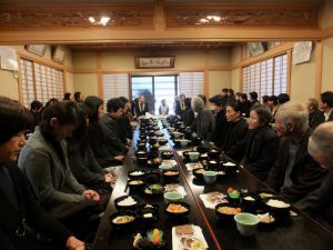 今年は、前寺内西の御門徒の皆さまの御報謝でお斎が用意されました。おいしかったです。