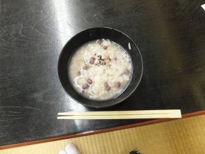 大逮夜の法座後に小豆粥が振る舞われます。